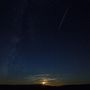 A naplementében haloványan látható egy meteor a spanyolországi Pesquera de Ebro közelében