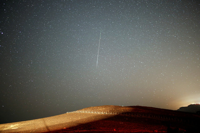 Az izaeli Ramon-kráternél szeli át az eget egy meteor
