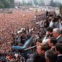 Augusztus 20-án 200 ezer ember vonult a Fehér Ház elé Jelcint éltetve. A sors iróniája, hogy két év múlva ő löveti majd ugyanezt az épületet, ahol azok szegülnek vele szembe, akik most mellette állnak: Ruszlan Hazbulatov és Alekszandr Ruckoj a parlament elnöke és alelnöke.