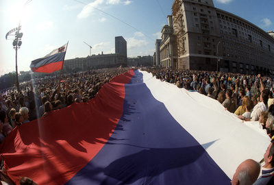Orosz trikolórral ünneplő tömeg a Manyézs téren a Vörös tér közelében. A puccs után húzták fel először az orosz zászlót, leváltva a szovjet sarlót és kalapácsot. A Kreml néhány tornyáról is levették a vörös csillagot hogy a kétfejű sast tegyék a helyére, de néhány tornyon a csillag ma is megmaradt. Hivatalos ünnepségeket nem tartanak a puccs leverése kapcsán, sőt, újabban már a civil megemlékezéseket is háttérbe szorítanák. Vlagyimir Putyin orosz elnök ma már a 20. század legnagyobb geopolitikai katasztrófájának nevezi a Szovjetunió megszűnését.