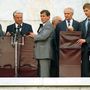 Jelcin már győzelme biztos tudatában mondhat beszédet augusztus 24-én, az orosz tagköztársaság kormányfője, Ivan Szilajev mellett.