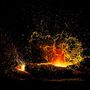 Andres Serrano botrányfotós többek között a Vér és sperma című fotósorozatával szerzett magának világhírt. Ez meg Alexandre Hec 2008-as fotója egy kitörő hawaii vulkánról.
