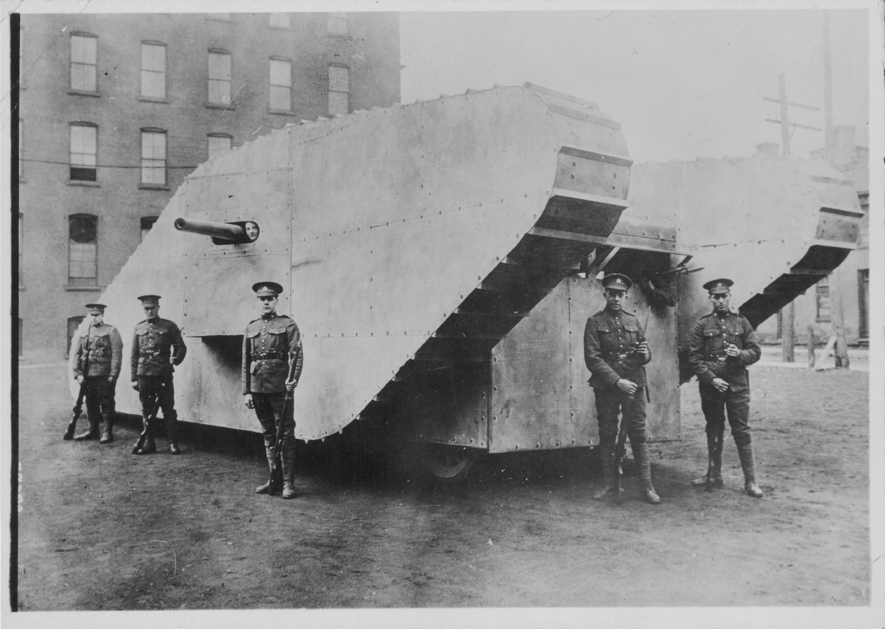 Brit tankok egy 1917-es képeslapon
