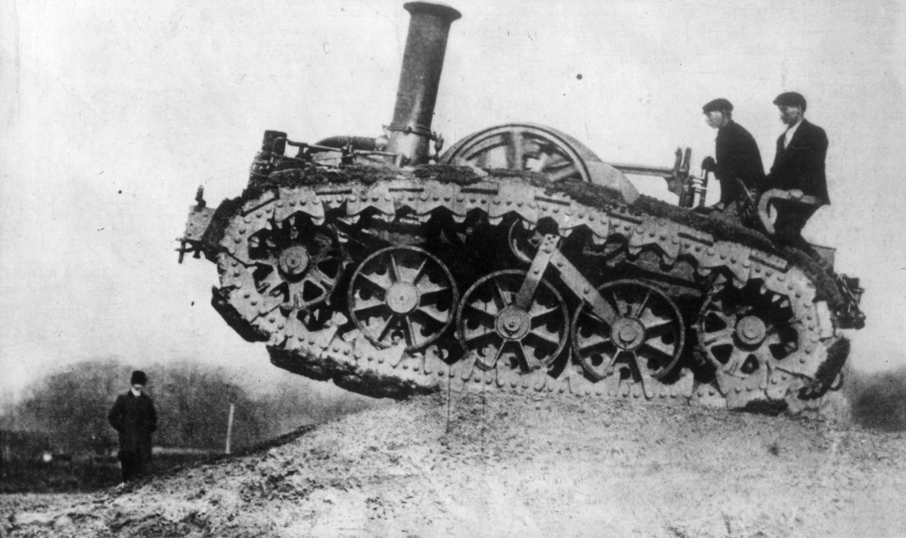 Brit tankok egy 1917-es képeslapon