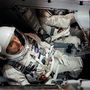 Tom Stafford a Gemini-VI kabinjában, start előtt.