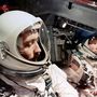 Ed White és Jim McDivitt a Gemini IV. kabinjában start előtt.