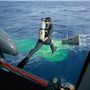 Békaember ugrik a vízbe, hogy a Gemini-XII űrhajósainak segítsen kiszállni.