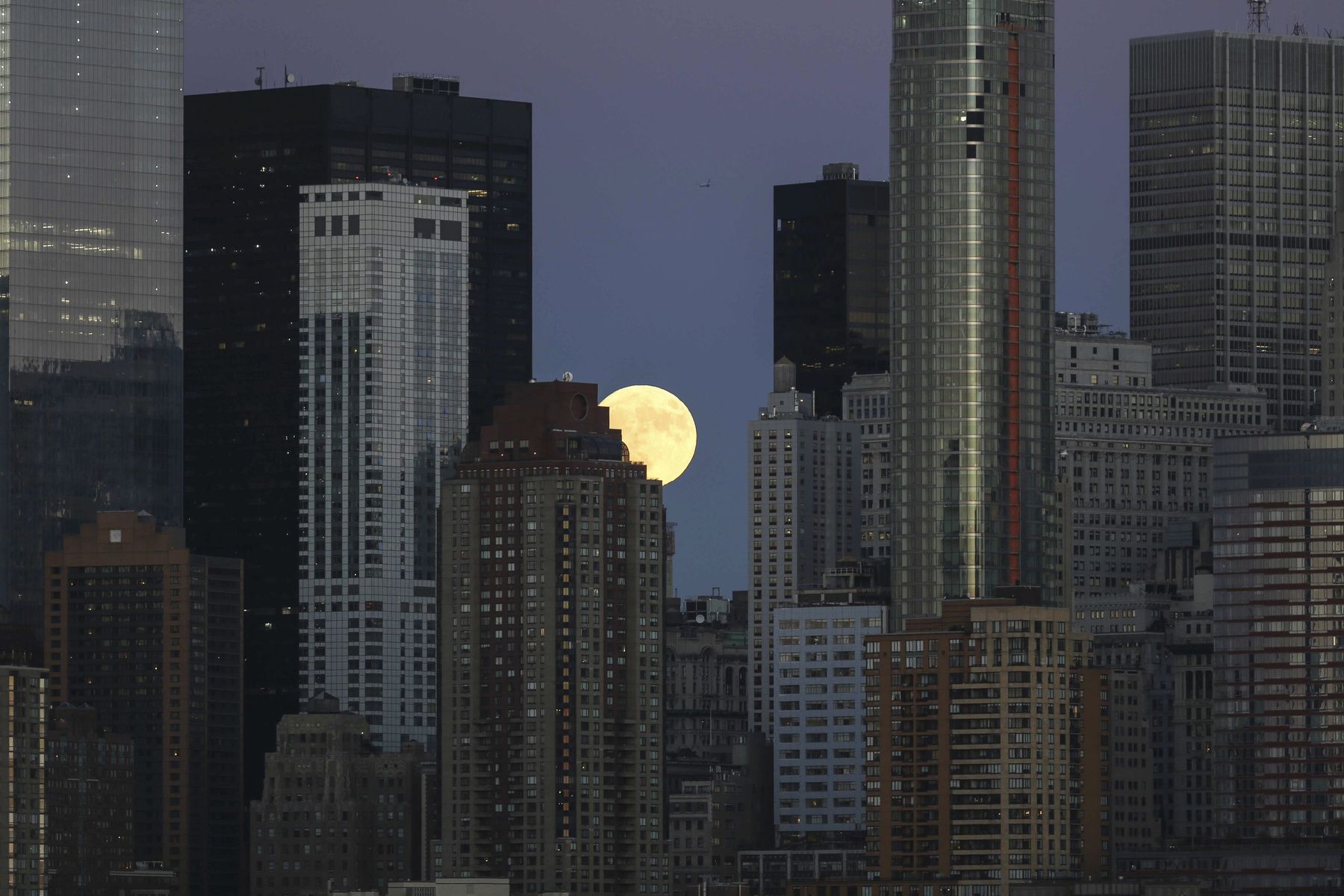 Szuperhold a manhattani felhőkarcolók között