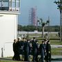 1967. február 13. Elszállítják a holttesteket a Kennedy Űrközpontból. A háttérben az indítóállás, ahonnan a tervek szerint pár nap múlva indultak volna.