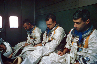 A három név a NASA hősi halottjainak emlékfalán a Kennedy Űrközpontban. Életüket áldozták, hogy az Apollo-program később biztonságosabb legyen, hogy az ember eljuthasson a Holdra és onnan épségben vissza is térjen.