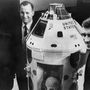 1967. január 17. Közös - ezúttal öltönyös - fotó az egy hónap múlva startoló űrhajó makettjével.