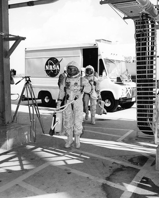 A három név a NASA hősi halottjainak emlékfalán a Kennedy Űrközpontban. Életüket áldozták, hogy az Apollo-program később biztonságosabb legyen, hogy az ember eljuthasson a Holdra és onnan épségben vissza is térjen.