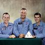 1966. április 1. Hivatalos csoportkép a parancsnoki modul makettjével. Balról jobbra: White, Grissom, Chaffee. 