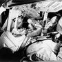 1966. február 9. A három űrhajós a kettes számú Apollo modellben a véglegesnek szánt berendezést teszteli. A kép jól mutatja, hogy mennyire szűk helye volt az asztronautáknak.
