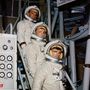 1966. január 1.  Grissom, White, Chaffee közös csoportképe. A nagy küldetésre készülő csapatról rengeteg fotó készült, az űrverseny korszakában az egész amerikai nemzet látni akarta, miképp készülnek a hősök a Hold meghódítására.