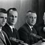1966. Bemutatják a sajtónak az első Apollo-küldetésre kiválasztott háromfős legénységet. Balról jobbra: Roger B. Chaffee, Edward H. White és Virgil I. (Gus) Grissom. Mellettük az a Robert R. Gilruth, aki Kennedy elnöknek felvetette a Holdraszállás ötletét.