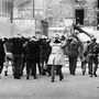 Brit katonák vesznek őrizetbe katolikus tüntetőeket a londonderry véres vasárnapon. A lövöldözésben 14 ember hal meg. 