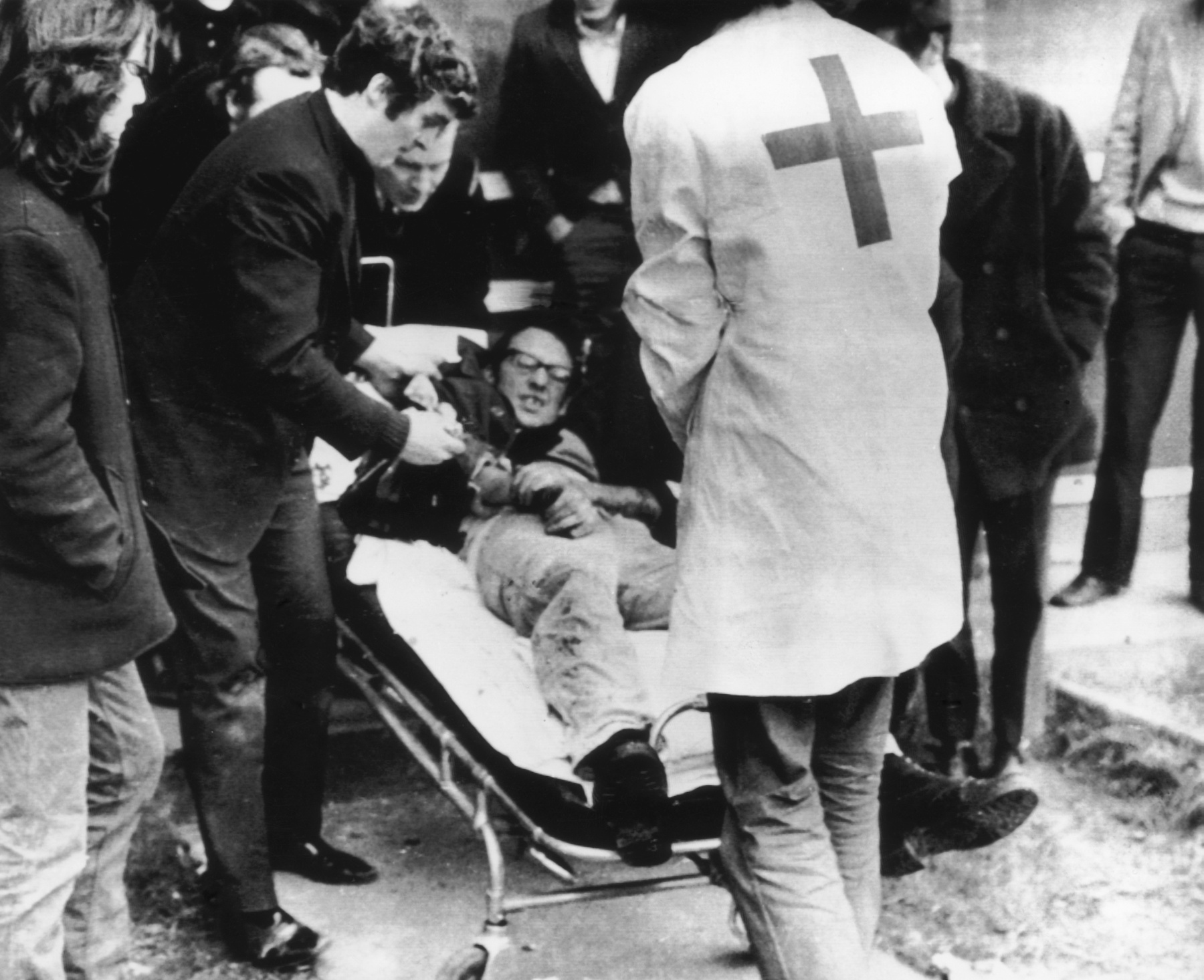 A mészárlás emblematikus fotójának festményváltozata. a 17 éves, haldokló Jacky Duddyt cipelő tüntetők előtt egy pap, Edward Daly halad fehér zsebkendőt lobogtatva.