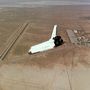 1977. október 12. siklórepülésben az Edwards légibázis leszállópályája felé.