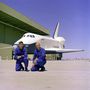 1976. szeptember 17.: az Enterprise első legénysége pózol a vadiúj űrsiklóval a Rockwell kaliforniai gyárának betonján. Balra a balsikerű, de szerencsésen végződött Apollo 13 küldetés holdkomppilótája, Fred Haise parancsnok, mellette C. Gordon Fullerton pilóta.