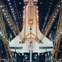 Vehicle Assembly Building. Az Enterprise a levegőben lóg, miután leemelték a külső üzemanyagtartályról az újabb teljes űrsiklókonfiguráció végeztével.