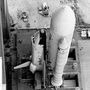 1979. május 1. A Kennedy Űrközpont összeszerelő csarnokából kigördül a teljesen összerakott próbaűrsikló.