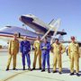 1977. július 26. Az Enterprise az űrsiklóhordozáshoz átalakított Boeing 747 hátán pihen, az utolsó közös, még önálló repülés nélküli tesztrepülés után. Ezután öt szabadon repülő légköri teszt következett, amik során azt vizsgálták, hogy képes-e az Enterprise gond nélkül siklani és landolni. A képen a a Boeing legénysége sárga overallban, kékben az űrsikló személyzete. Balról jobbra: Fitz Fulton, Gordon Fullerton, Vic Horton, Fred Haise, Vincent Alvarez ésTom McMurtry.