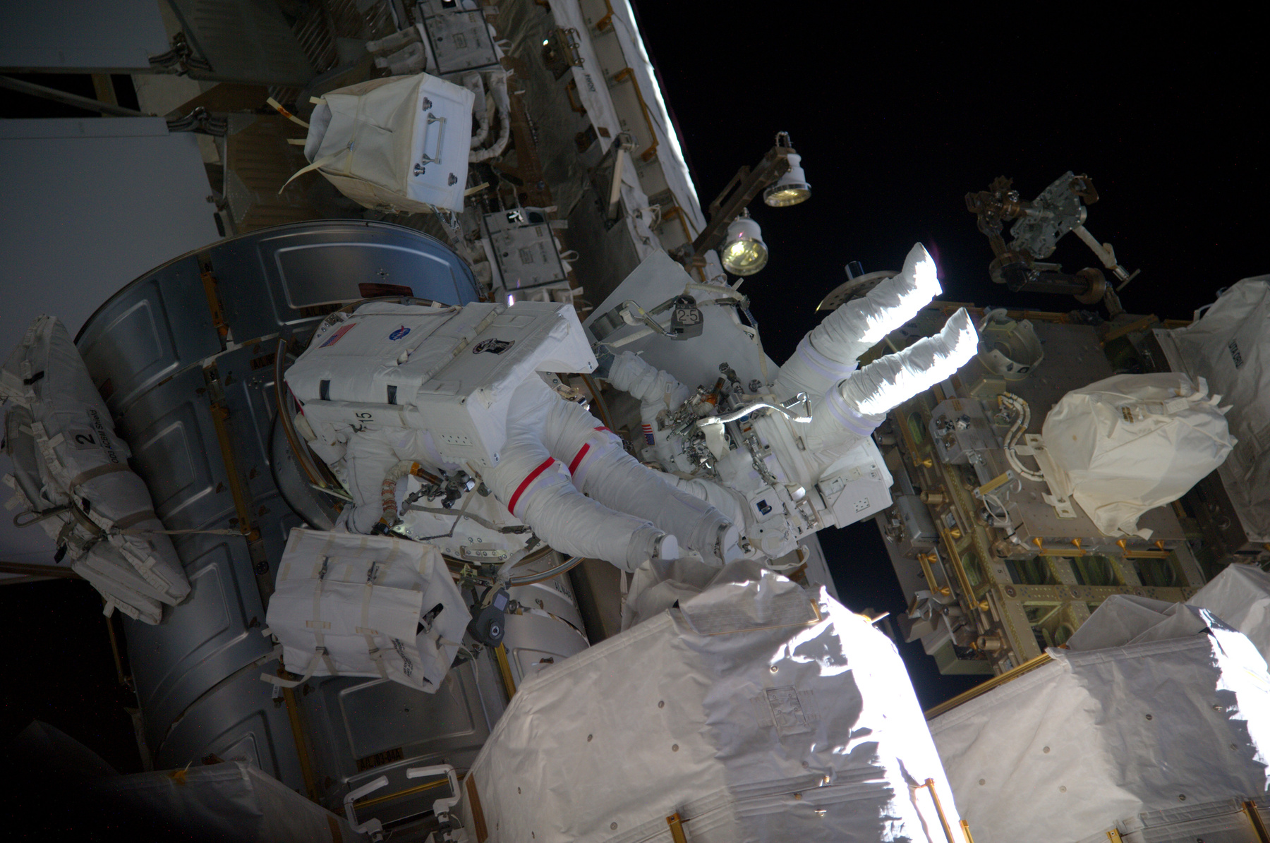 Hat órát és negyvennyolc percet töltött az űrben a két amerikai űrhajós