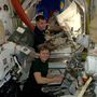 Shane Kimbrough (hátul) és Peggy Whitson a NASA két asztronautája hajtotta végre a csütörtöki űrsétát