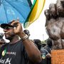 Április 4: Olivier Goude, a tiltakozók szóvivője avatta fel a mozgalmat jelképező, ökölbe szorított kezet ábrázoló szobrot. A francia guyanai lakosok a közbiztonság és a gazdasági kilátásaik javítása érdekében kezdtek tüntetéssorozatba.

