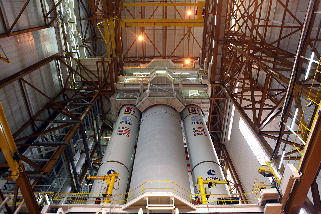 Ariane 5 rakéta az összeszerelő-csarnokban.
