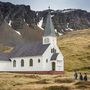 Császárpingvinek egy templom mellett, egy parányi szigeten Dél-Amerika déli csücske alatt