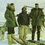 Richard Overton Hunziker tábornok, a takarító művelet főnöke (balra), Jens Zinglersen, a grönlandi minisztérium illetékese (jobbra) és egy kutyaszánhajtó, akinek nem tudjuk a nevét.