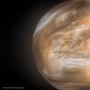 A Vénusz éjszakai oldala infravörös fényben izzik. A mesterséges színezetű kép megalkotásához az IR2 kamera két hullámhosszúságban rögzített adatait használták fel. A sötétebb régiók vastagabb felhőzetet mutatnak.