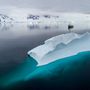 A Charlotte-öböl jéghegyei közt hajózik a Greenpeace hajója, az Arctic Sunrise. A Greenpeace 3 hónapos expedícióra ment az Antarktiszra, hogy egy kétszemélyes kutatótengeralattjáróval a jég alatti élővilágot megfigyeljék.
