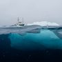 Az Arctic Sunrise a jeges déli tengeren hajózik, január 19-én.