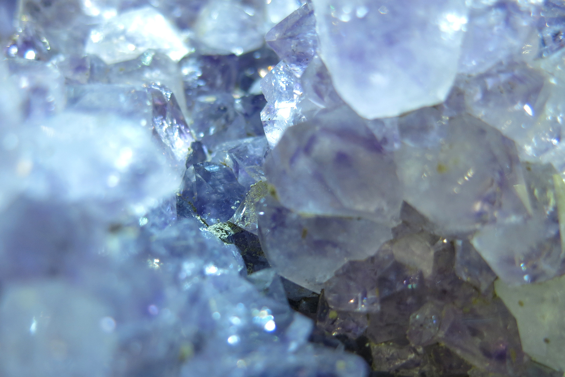 Természetes és mesterséges kristályok, féldrágakövek medálban.