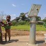 Hároméves gyerekek pumpálnak tiszta ivóvizet Burundiban.
