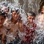 Szíriai kisfiúk több napos gyaloglás után fürdenek először Irakban.
