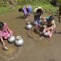 Indiai nők gyűjtenek ivóvizet.