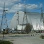 A sérült reaktorblokk fölé emelt szarkofág részlete