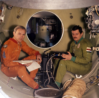 Vlagyimir Dzsanibekov (balra) és Magyari Béla Farkas Bertalan űrrepülésének 35. évfordulója alkalmából rendezett ünnepségen a Budapesti Műszaki és Gazdaságtudományi Egyetemen 2015. május 26-án.

