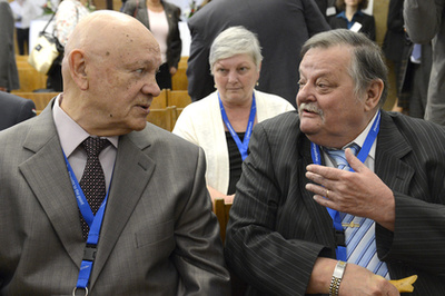 Vlagyimir Dzsanibekov (balra) és Magyari Béla Farkas Bertalan űrrepülésének 35. évfordulója alkalmából rendezett ünnepségen a Budapesti Műszaki és Gazdaságtudományi Egyetemen 2015. május 26-án.

