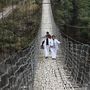 Szakadék felett a rózsahimlő ellen: fehérban az egészségügyi dolgozók az észak-indiai Arunachal Pradesh szövetségi államban, ahol a WHO és az UNICEF együttműködésében egy hónap alatt közel félmillió kisgyerek kapta meg a himlő elleni védőoltást