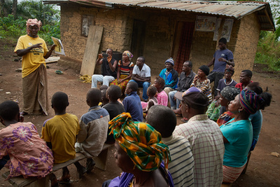 Sierra Leone, ahol a világon az egyik legmagasabb a gyermekhalandóság. A Nancy Tucker nevű segítő Bambaya faluban tulajdonképpen a család- és női segítő, bába, gyermekgondozási tanácsadó szerepét látja el. Gyors beavatkozásokkal már életet is mentett, itt a higiénia fontosságáról, az anyatejes táplálás jelentőségéről, a terhesgondozásról és az oltásokról beszél a faluban.