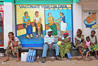 Sierra Leone, ahol a világon az egyik legmagasabb a gyermekhalandóság. A Nancy Tucker nevű segítő Bambaya faluban tulajdonképpen a család- és női segítő, bába, gyermekgondozási tanácsadó szerepét látja el. Gyors beavatkozásokkal már életet is mentett, itt a higiénia fontosságáról, az anyatejes táplálás jelentőségéről, a terhesgondozásról és az oltásokról beszél a faluban.