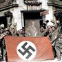 Amerikai katonák pózolnak egy náci zászlóval és Hitler portréjával.