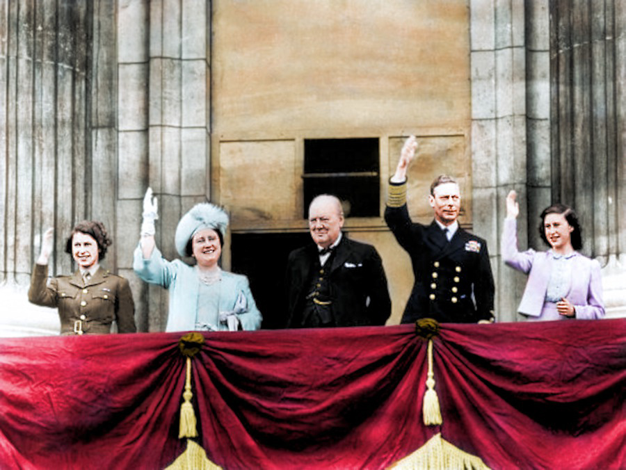 Churchill és a királyi család ünnepel Londonban.
