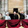 Churchill és a királyi család ünnepel Londonban.