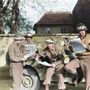 A német megadásról szóló újságot tartják a kezükben szövetséges katonák Németország területén